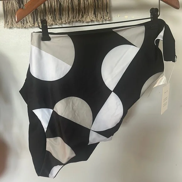 Stylish Black and White One-Shoulder Swim One Piece - Picture 3 of 7